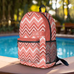 Sac À Dos Imprimé Chevron tendance Motif grand nom de  grand nom cor<br><div class="desc">Un design graphique et audacieux avec des tons colorés de zags zig de corail avec un bloc de couleur amusant pour ajouter votre nom ou n'importe quel texte. La motif en chevron clair est une motif moderne et branchée avec un poinçon de couleur. Vous pouvez ajouter un nom, un monogramme...</div>
