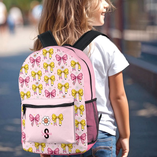 Sac À Dos Imprimé Coquette Retro Monogramme au crayon mou de l'école (School Cute Bow Pencil Coquette Retro Monogram Printed Backpack)
