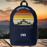 Sac À Dos Imprimé Coucher de soleil sur mesure Randonnée bleu marine<br><div class="desc">Ce coucher de soleil vintage orange cool sur des montagnes rocheuses dans la nature fait une belle image sur un mignon sac à dos bleu marine rétro pour un voyage en montagne ou des vacances en camping pour une famille qui aime passer du temps à l'extérieur et la nature. Monogramme...</div>