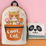 Sac À Dos Imprimé Cute Retro Cool Chat Typographie Planteur en terre<br><div class="desc">Cet adorable sac à dos comporte un chat espiègle, portant des lunettes de soleil et regardant à partir d'un planteur en terre cuite, qui se trouve aussi être le design de poche avant zippé. Les éléments floraux, y compris les marguerites, et les accents étoiles dans les tons rose, vert olive,...</div>