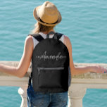 Sac À Dos Imprimé Élégant Monogramme Moderne Personnalisé Avec Nom<br><div class="desc">Voici l'élégant Monogramme moderne personnalisé avec le sac à dos imprimé de nom, un accessoire élégant et élégant avec un design de nom de script cool. Ce sac à dos polyvalent est parfait pour les employés, le personnel et les collègues, servant de sac d'ordinateur portable avec une esthétique moderne, propre...</div>