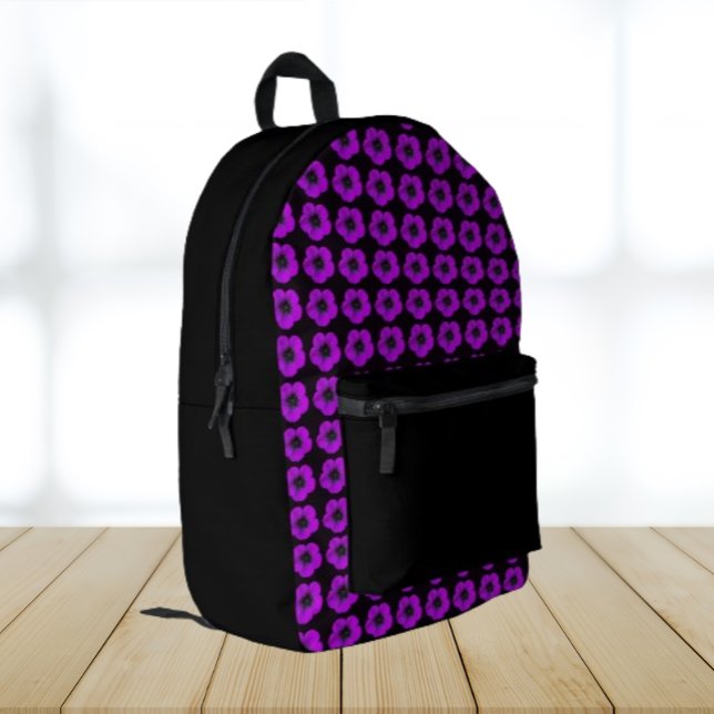 Sac À Dos Imprimé Modèle floral de géranium violet sur noir (In Situ Angled)