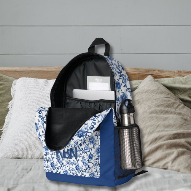 Sac À Dos Imprimé Monogramme initiale nom floral aquarelle Toile ble (Blue White Floral Watercolor Toile Pattern on blue backpack. Monogram with Initials or short name)