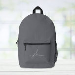 Sac À Dos Imprimé Monogramme moderne minimaliste gris<br><div class="desc">Sac à dos gris foncé moderne minimal. Personnalisez avec vos initiales monographiques et nommez-vous dans un mélange de script gris foncé chic et de typographie blanche simple.</div>