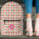 Sac À Dos Imprimé Monogramme rose Motif vintage Retro Diamant<br><div class="desc">Ce sac à dos élégant dispose d'un motif diamant vintage / rétro dans les tons rouge baies, rose magenta, rose clair, or, vert menthe et bleu aqua clair. Un modèle de texte monogramme est inclus pour une personnalisation simple - customisez-le ou retirez le modèle et le cercle si aucun monogramme...</div>