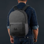 Sac À Dos Imprimé Motif de maillage géométrique gris foncé<br><div class="desc">Sac à dos imprimé en motif de maille géométrique gris foncé. Sacoche d'accessoires de mode cool pour tous. Gris foncé Triangle maillage géométrique avec dégradé clair à foncé. Créez un sac à dos unique et personnalisé avec une touche personnalisée ! Monogramme moderne avec votre initiale et votre nom pour ce...</div>