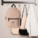 Sac À Dos Imprimé Nom des initiales du monogramme moderne beige<br><div class="desc">Arrière - plan beige,  texte noir. Personnalisez et ajoutez vos initiales monographiques et votre nom complet.</div>