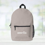 Sac À Dos Imprimé Nom du monogramme de type moderne minimal<br><div class="desc">Sac à dos boho taupe minimaliste moderne et personnalisé avec votre nom monogramme ou vos initiales dans une police blanche en gras.</div>