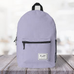 Sac À Dos Imprimé Nostalgie américaine Classique Simple Minimal Lila<br><div class="desc">Ce sac à dos classique à la nostalgie américaine en violet lilas présente un emblème de style patch avec un nom monogramme et une bordure encadrée, avec un script manuscrit informel et une typographie de bloc moderne. Le texte peut être customisé avec votre nom pour un design aussi unique que...</div>