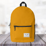 Sac À Dos Imprimé Nostalgie américaine Classique Simple Minimal Must<br><div class="desc">Ce sac à dos classique à la nostalgie américaine en jaune moutarde présente un emblème de style patch avec un nom monogramme et une bordure encadrée, avec un script manuscrit informel et une typographie moderne de bloc. Le texte peut être customisé avec votre nom pour un design aussi unique que...</div>