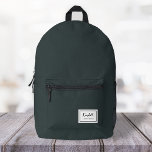 Sac À Dos Imprimé Nostalgie américaine Classique Simple Minimal Vert<br><div class="desc">Ce sac à dos classique à la nostalgie américaine en vert foncé présente un emblème de style patch avec un nom monogramme et une bordure encadrée, avec un script manuscrit informel et une typographie de bloc moderne. Le texte peut être customisé avec votre nom pour un design aussi unique que...</div>