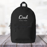 Sac À Dos Imprimé Papa moderne | Fête des pères de noms d'enfants No<br><div class="desc">Simple, élégant papa personnalisé citation design dans une typographie manuscrite contemporaine dans un style minimaliste moderne sur un arrière - plan noir qui peut facilement être personnalisé avec votre nom d'enfant ou message personnel. Le cadeau parfait pour votre père spécial pour son anniversaire, sa fête des pères ou juste parce...</div>