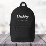 Sac À Dos Imprimé Papa | Noms des enfants modernes noirs<br><div class="desc">Simple et élégant Daddy vous propose des citations d'art dans une typographie manuscrite contemporaine dans un style minimaliste moderne sur un arrière - plan noir qui peut être facilement personnalisé avec votre nom d'enfant ou message personnel. Le cadeau parfait pour votre père spécial pour son anniversaire, sa fête des pères...</div>