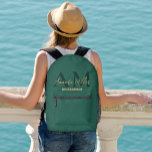 Sac À Dos Imprimé Personnalisé Avec Le Nom Vert Or Moderne Monogramm<br><div class="desc">Voici le sac à dos imprimé Monogramme moderne en or vert personnalisé, un accessoire élégant et personnalisable adapté à diverses occasions. Ce sac à dos est un choix idéal pour les sacs de demoiselle d'honneur le jour du mariage, les sacs cadeaux de fête de mariage ou les sacs à dos...</div>