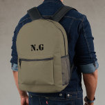 Sac À Dos Imprimé Utilitaire Style militaire Armée verte<br><div class="desc">Un sac à dos de style militaire en brun vert de l'armée avec un monogramme personnalisé initial dans une typographie utilitaire style pochoir en noir. Un cadeau ou un accessoire parfait pour tout soldat ou militaire.</div>