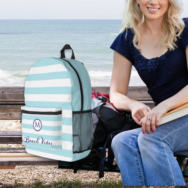 Sac À Dos Imprimé Vibrations de Plage Rayures Côtières Monogramme Ma (A backpack with blue and white striped front, monogram initial and 'Beach Vibes' caption)