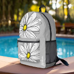 Sac À Dos Imprimé Whimsical Daisy - gris - nom de script tendance<br><div class="desc">Un dessin zen et fantaisiste d'une marguerite. Les lignes modernes sont dessinées à la main et comprennent des pétales blancs et un centre jaune pour la fleur. L'arrière - plan est un gris pastel doux - et le nom est un script tendance en blanc. Vous pouvez ajouter un nom, un...</div>