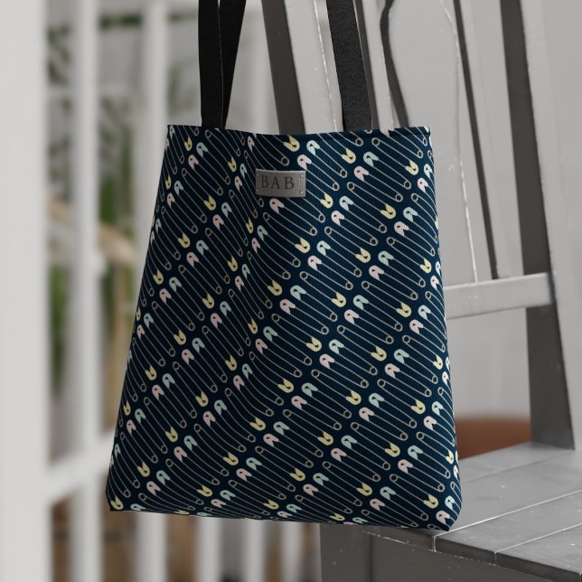 Sac à langer moderne pour bébé avec motif d'épingl (Just add your initials to this cute diaper pin pattern tote bag. Perfect tote for midwives!)