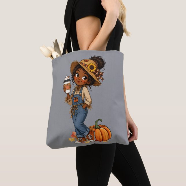 Sac à main d'automne avec une fille épouvantail mi (De près)