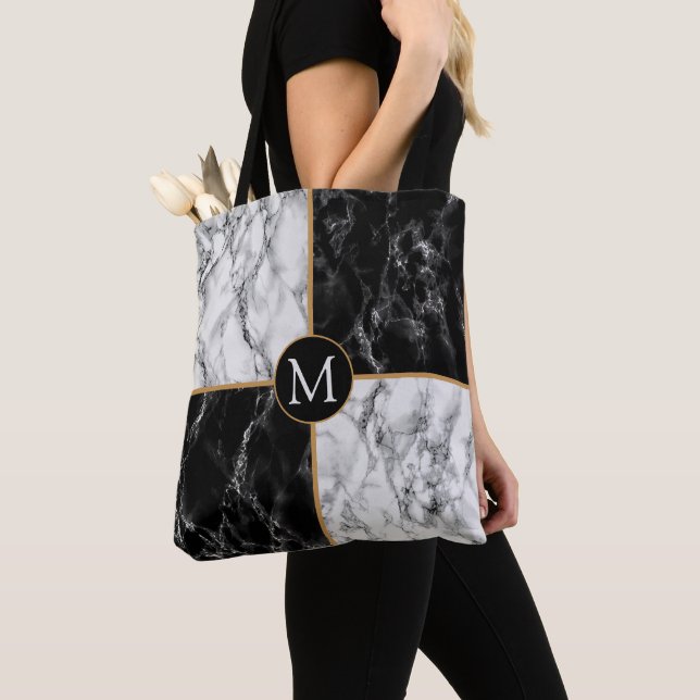 Sac à main en marbre noir et blanc avec lettre per (De près)
