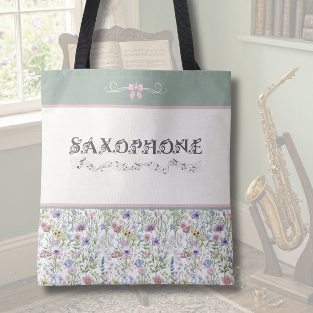 Sac à main fantaisiste pour accessoires de saxopho (Floral Saxophone Musician Tote Bag in a Sunlit Sage Green Cottagecore Interior)