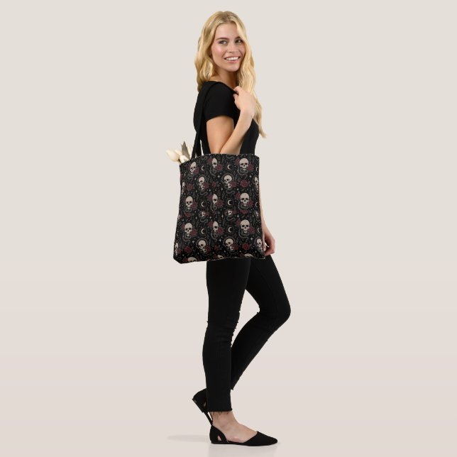 Sac à main gothique crâne et rose rouge (Sur le modèle)