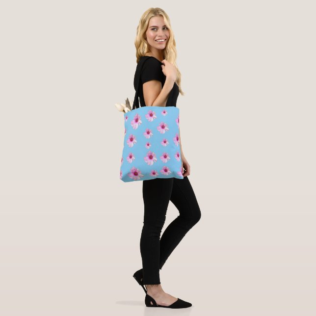 Sac à main tout bleu clair à fleurs roses (Sur le modèle)