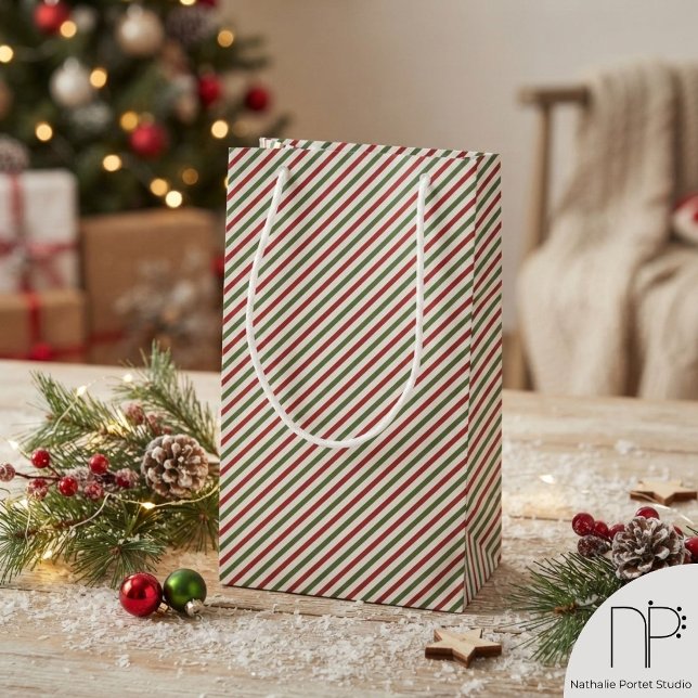 Sac à rayures rouges et vertes (This elegant red and green pinstripe gift bag features a chic and timeless pattern for any occasion.)