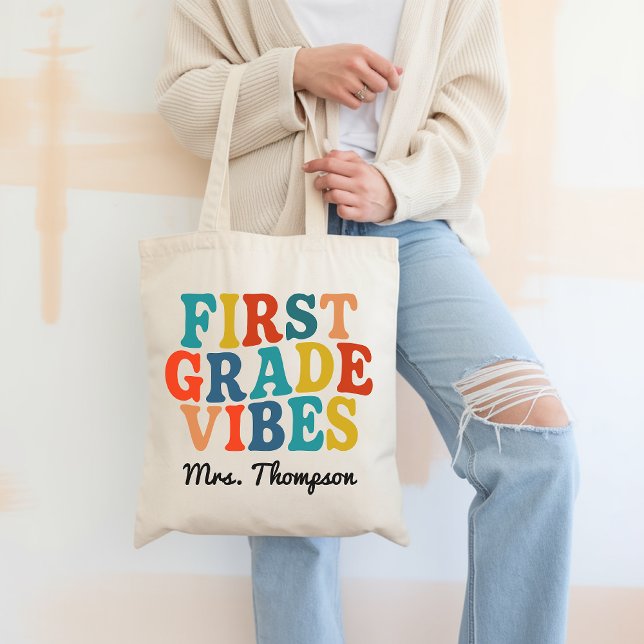 Sac à thème personnalisé pour la première année Ca (first grade vibes tote, teacher tote bag, retro teacher gift, first grade teacher gift, custom tote )