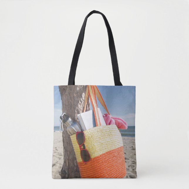 Sac accrochant sur le tronc d'arbre à la plage (Devant)