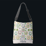 Sac Ajustable Charme occidental chanceux – Fers à cheval et trèf<br><div class="desc">Ce sac fourre-tout personnalisé sur le thème occidental présente des fers à cheval et des trèfles délicats de couleur lavande douce,  vert menthe et jaune doux. L'effet aquarelle rêveur apporte une esthétique de bonne chance magique et ludique.</div>