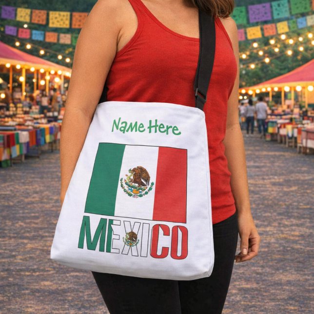 Sac Ajustable Conception de nom de drapeau du Mexique personnali (White crossbody bag with green Name and Mexico flag design, worn with black strap.)