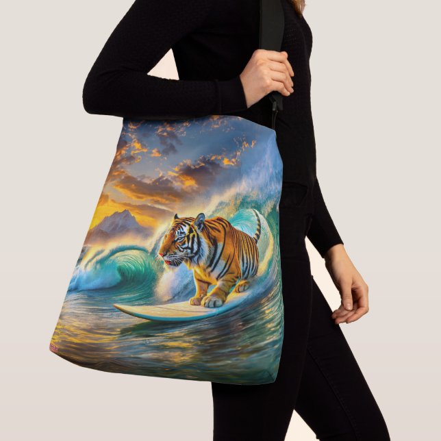 Sac Ajustable Le Bengale Sur Un Design De Surf Par Rich AMeN Gil (De près)