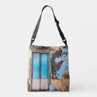 Mur bleu et porte