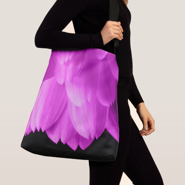 Sac Ajustable Pétales de fleurs roses chaudes sur noir (De près)