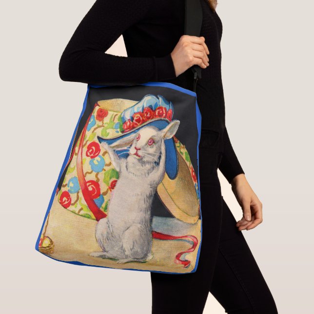 Sac Ajustable petit lapin blanc mignon portant un grand casquett (De près)