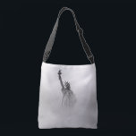 Sac Ajustable Statue de l'Amérique de la Liberté Noir et Blanc<br><div class="desc">Statue de la Liberté dans les nuages,  noir et blanc tenant le flambeau. C'est parfait pour montrer votre American Pride. États-Unis,  Amérique.</div>