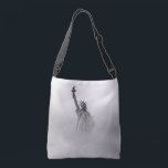 Sac Ajustable Statue de l'Amérique de la Liberté Noir et Blanc<br><div class="desc">Statue de la Liberté dans les nuages,  noir et blanc tenant le flambeau. C'est parfait pour montrer votre American Pride. États-Unis,  Amérique.</div>