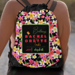 Sac Avec Cordons Bachelorette Tribe Florale<br><div class="desc">La plumeria tropicale hawaïenne fleurs en blanc, jaune et rose sur un arrière - plan noir est prête pour le nom de la mariée en lettres chic avec le mot bachelorette changé en bChaque-elorette tribu sur une couche noire transparente. Sacoche cadeau parfaite pour votre tribu nuptiale ! CORRESPONDANCE d'objets dans...</div>