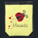 Sac Avec Cordons Carrosserie volante coccinelle nom enfant rouge ti<br><div class="desc">Mignonne coccinelle / coccinelle volant avec des coeurs art graphique nommé sac pour enfants en rouge,  noir,  blanc et jaune. Idéal pour les excursions en train ou pour aller à l'école. Personnalisez avec votre propre nom,  lit actuellement Miranda. Image de Sarah Trett.</div>