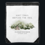 Sac Avec Cordons Dernier Sentier Avant Le Week-End De Bachelorette<br><div class="desc">Ce design présente une belle forêt d'aquarelles. Préparez-vous pour un week-end amusant en montagne avec cette collection!</div>