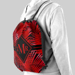 Sac Avec Cordons Palm Tree Motif rouge noir Monogramme<br><div class="desc">Des frondes de palmiers tropicaux rouges sur un arrière - plan noir prêt pour votre monogramme en lettres chic sur le devant dans n'importe quelle couleur (peut être supprimé ou déplacé sur la disposition.) Créez-vous pour vous-même ou offrez-en un cadeau.</div>