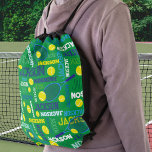 Sac Avec Cordons Tennis sports vert blanc bleu jaune<br><div class="desc">Sport balle de tennis et raquette sur un sac de nom personnalisé arrière - plan vert. Ce sac à motifs typographique à thème sportif comporte des balles de tennis et des raquettes qui frappent les balles. En vert cour, bleu foncé, cyan, balle de tennis jaune vert et blanc. Ce design...</div>