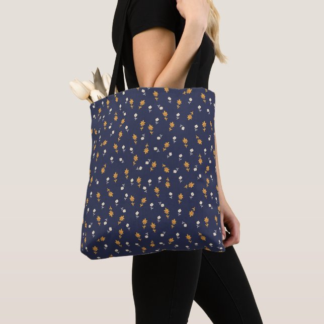 Sac bleu marine avec crème minuscule et fleurs jau (De près)