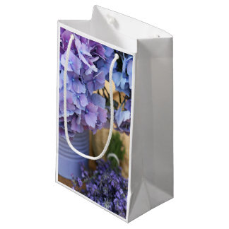 Sac cadeau à fleurs violettes