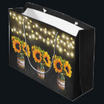 Sac cadeau Chalkboard Sunflower Rustic String Ligh<br><div class="desc">Sac cadeau Chalkboard Sunflower Rustic String Lights - présente un arrière - plan de tableau noir imprimé avec des lampes à cordes et des jarres de maçon décorées de burlap et dentelle remplie de tournesol. Voir la collection de dessins correspondant dans cette page.</div>