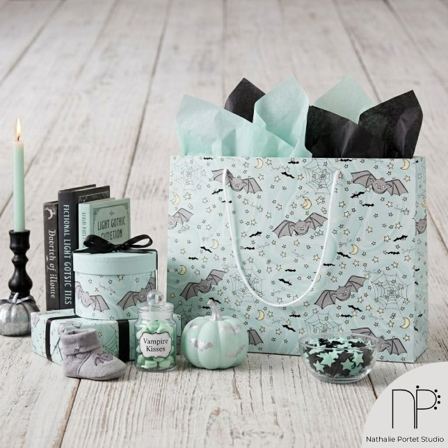 Sac Cadeau Chauves-Souris Mignons Épouvantables Me (This Mint Spooky Cute Gift Bag features hand-drawn art for personalized gift packaging)
