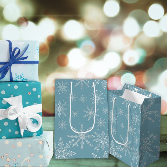 Sac cadeau de vacances pour flocon de neige bleu e (Blue and white snowflake Christmas gift bag.)