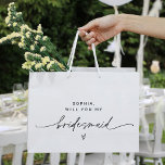 Sac cadeau EVERLEIGING Minimalist Bridesmaid<br><div class="desc">Everleigh Collection - une collection étonnante et minimaliste qui dispose d'une police de calligraphie moderne qui est à la fois chic et élégant. Cette collection offre un design intemporel et élégant qui est parfait pour tous les événements, des mariages aux baby showers et tout entre les deux. Découvrez l'élégance et...</div>