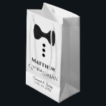 Sac cadeau Mariage Groomsman avec Cravate noire -<br><div class="desc">Ce sac cadeau est conçu pour vos Groomsmen. Le design comporte du texte noir et une cravate noire avec des boutons sur un arrière - plan blanc. Inclut un espace pour son nom ainsi que le nom du couple et la date du mariage. Remplir avec des cadeaux, des faveurs, des...</div>